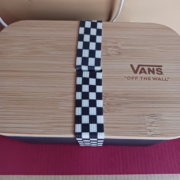Vans - Picture 9 of 10